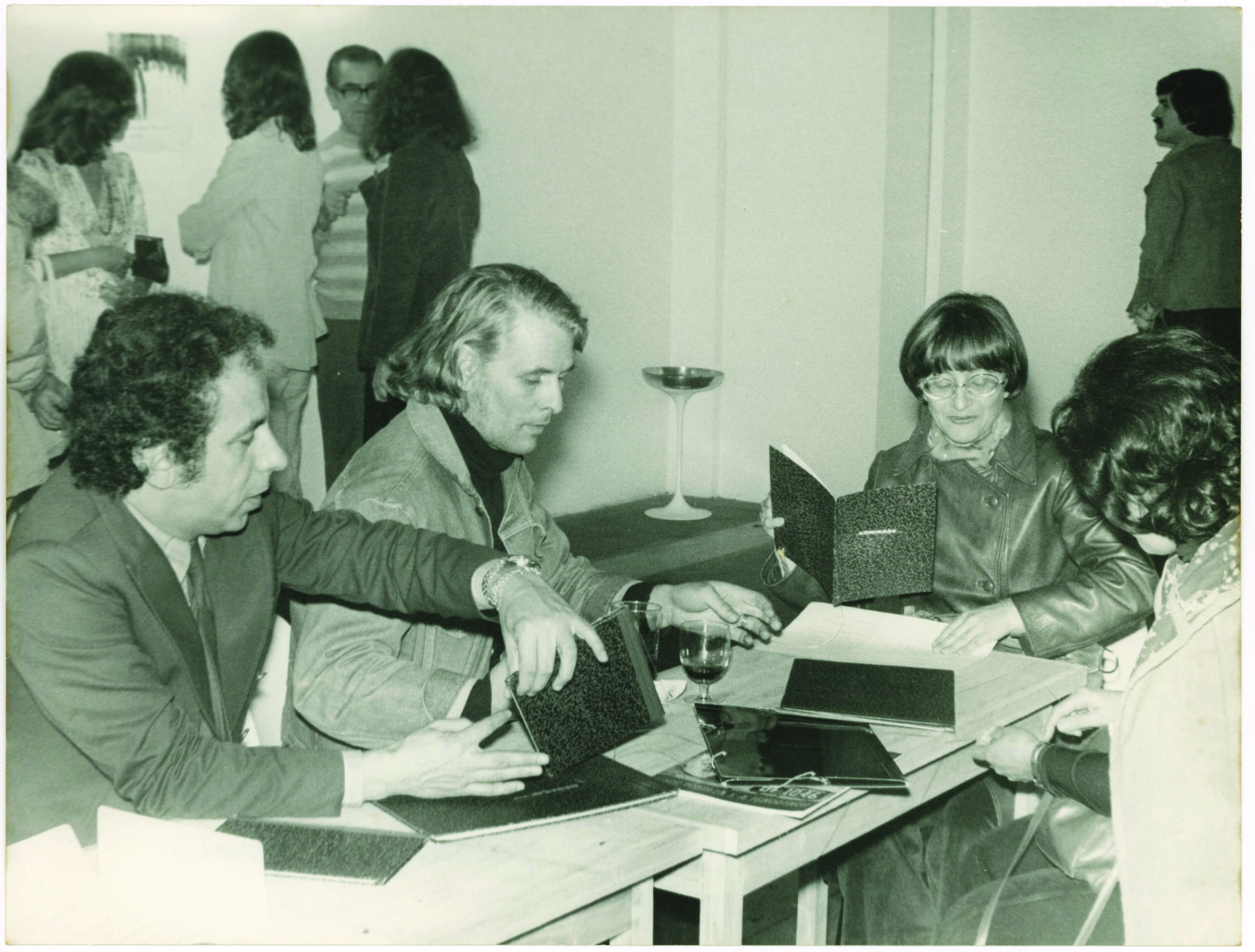 Julio Plaza, Aracy Amaral observando os cadernos de Anna Bella Geiger na Galeria Arte Global, agosto de 1976 