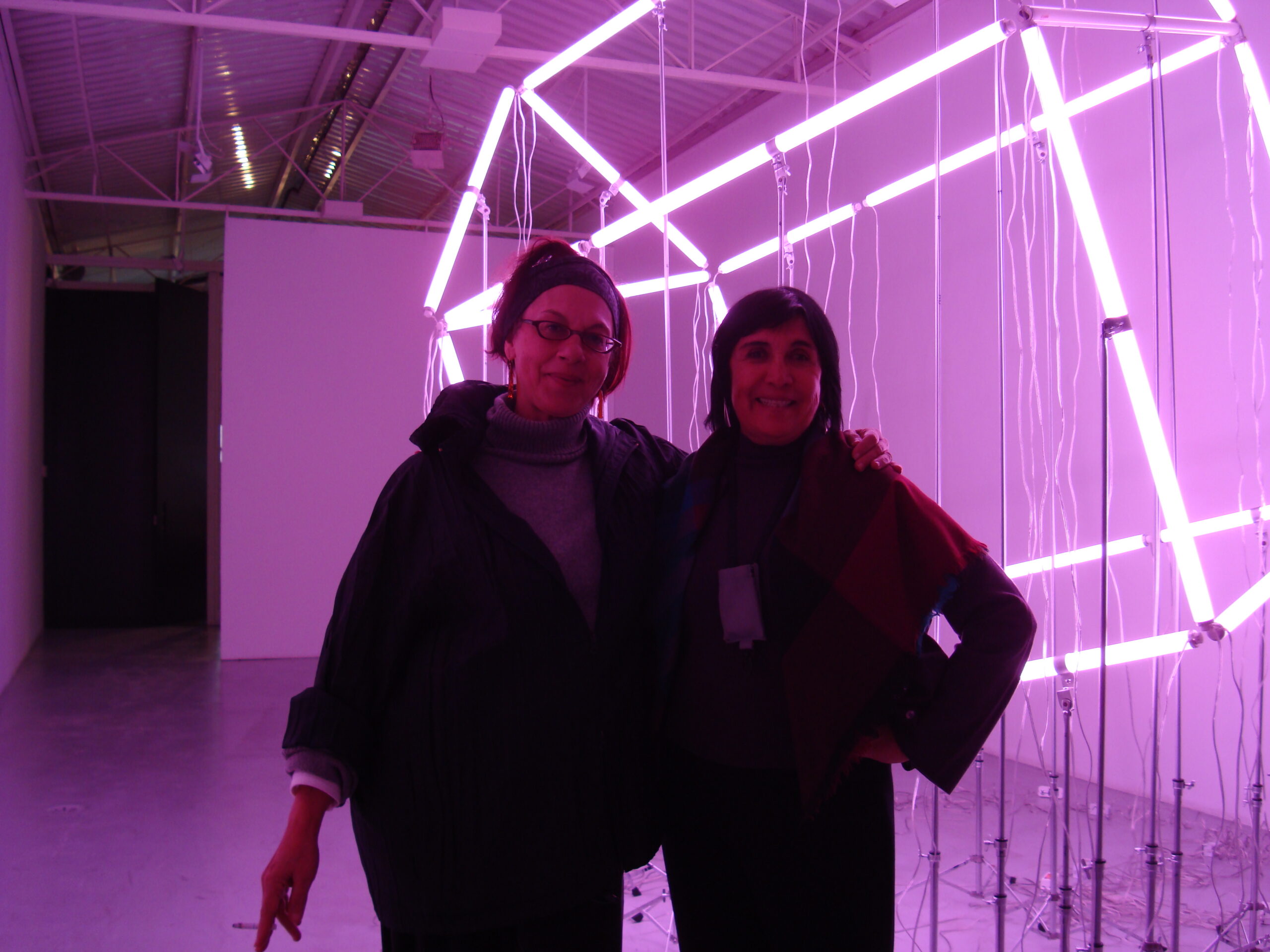 Raquel Arnaud e Carmela Gross na exposição 